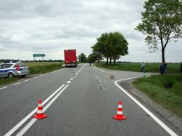 Śmiertelny wypadek pod Kluczborkiem. Samochód osobowy wjechał pod ciężarówkę.