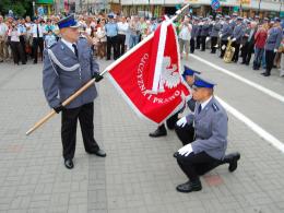 Obowiązki komendanta wojewódzkiego policji od czwartku pełni insp. Jan Lach, dotychczasowy zastępca Marca. Na zdjęciu podczas przekazania sztandaru.