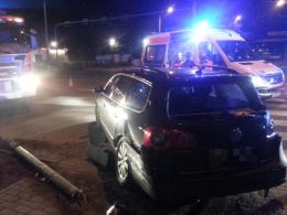 Zderzenie dwóch samochodów i ścięty sygnalizator przy ul. Oleskiej