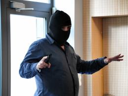 Spotkanie z autorem Pitawala opolskiego prowadził Zbigniew Górniak. Rozpoczął je w kominiarce i z bronią w ręku.