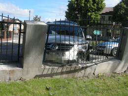 Pijany kierowca uciekał przed policją, zatrzymał się dopiero na ogrodzeniu