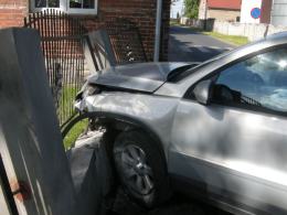 Pijany kierowca uciekał przed policją, zatrzymał się dopiero na ogrodzeniu