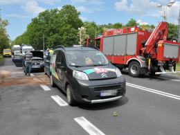 Wypadek z udziałem nieoznakowanego radiowozu. Policjanci są ranni.