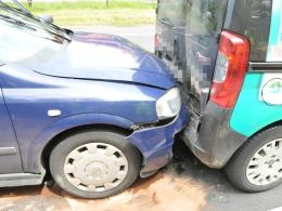 Wypadek z udziałem nieoznakowanego radiowozu. Policjanci są ranni.