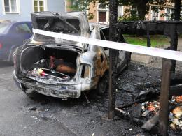 9 aut zniszczonych po pożarze wiaty ze śmietnikami. Prawdopodobnie ktoś ją podpalił.