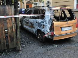 9 aut zniszczonych po pożarze wiaty ze śmietnikami. Prawdopodobnie ktoś ją podpalił.