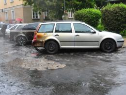 9 aut zniszczonych po pożarze wiaty ze śmietnikami. Prawdopodobnie ktoś ją podpalił.