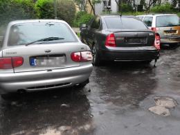 9 aut zniszczonych po pożarze wiaty ze śmietnikami. Prawdopodobnie ktoś ją podpalił.