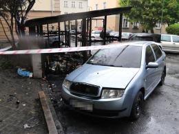 9 aut zniszczonych po pożarze wiaty ze śmietnikami. Prawdopodobnie ktoś ją podpalił.