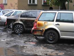 9 aut zniszczonych po pożarze wiaty ze śmietnikami. Prawdopodobnie ktoś ją podpalił.