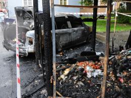 9 aut zniszczonych po pożarze wiaty ze śmietnikami. Prawdopodobnie ktoś ją podpalił.