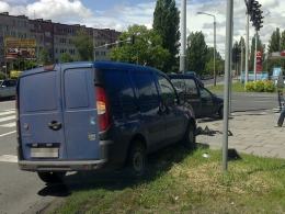 Kierowca ściął sygnalizator na skrzyżowaniu ulicy Oleskiej i Bohaterów Monte Cassino