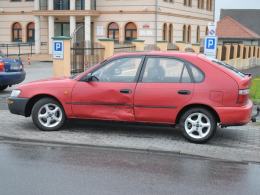 Toyota i renault zderzyły się na skrzyżowaniu