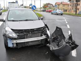 Toyota i renault zderzyły się na skrzyżowaniu