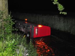 Bus wpadł do rzeki po zderzeniu z Volkswagenem