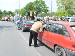 Protestujący w sprawie rozbudowy Elektrowni Opole zablokowali drogę w Czarnowąsach