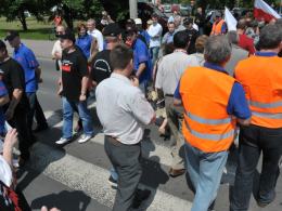Protestujący w sprawie rozbudowy Elektrowni Opole zablokowali drogę w Czarnowąsach