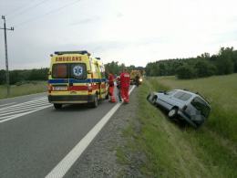 Wypadek na drodze krajowej nr 45. Citroen wylądował w rowie.