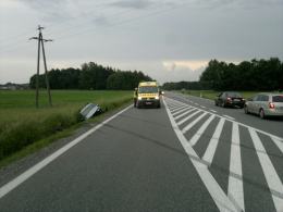 Wypadek na drodze krajowej nr 45. Citroen wylądował w rowie.