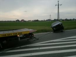 Wypadek na drodze krajowej nr 45. Citroen wylądował w rowie.