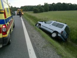 Wypadek na drodze krajowej nr 45. Citroen wylądował w rowie.