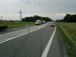 Wypadek na drodze krajowej nr 45. Citroen wylądował w rowie.
