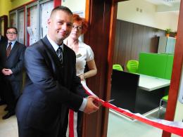 Biuro Obsługi Interesanta otworzył Hubert Frankowski - prezes Sądu Rejonowego w Opolu.