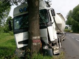 Kierowca cysterny uderzył w drzewo