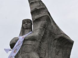 Rzeźby z krawatami i balon nad miastem. Opole tętni festiwalem.