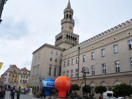 Rzeźby z krawatami i balon nad miastem. Opole tętni festiwalem.