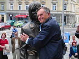 Jonasz Kofta stanął na schodach Collegium Maius