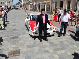 Andrzej Dąbrowski wjechał na rynek z rykiem silnika i piskiem opon.
