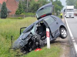 Czołowe zderzenie w Jełowej, nie żyje 73-letni kierowca