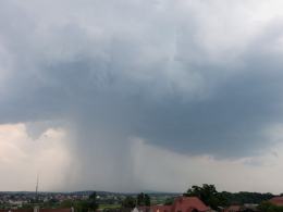 Nawałnicę przechodzącą nad Górą Św. Anny sfotografował jeden z mieszkańców Krapkowic.