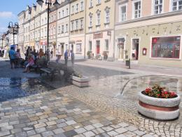 Kurtyny wodne już chłodzą przechodniów