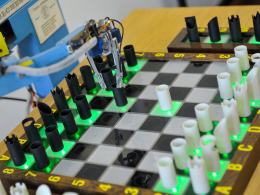 Na politechnice powstał robot grający w szachy