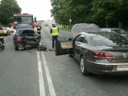 Kierowca volkswagena najechał na tył forda