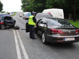 Kierowca volkswagena najechał na tył forda