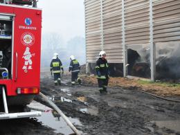 Duży pożar słomy w hali przy ul. Magazynowej