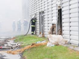 Duży pożar słomy w hali przy ul. Magazynowej