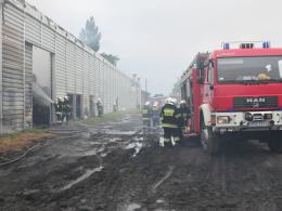 Duży pożar słomy w hali przy ul. Magazynowej