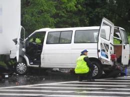 Tragiczny wypadek w Łosiowie. Ciężarówka zderzyła się z busem.