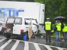 Tragiczny wypadek w Łosiowie. Ciężarówka zderzyła się z busem.