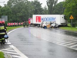 Tragiczny wypadek w Łosiowie. Ciężarówka zderzyła się z busem.