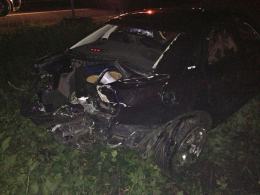 Dachowanie audi na ul. Strzeleckiej, auto zatrzymało się na drzewie