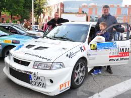 Zwycięska załoga w komplecie - Tomasz Cichoń, Tomasz Gucwa przy Mitsubishi Lancerze.