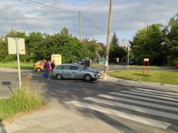 Podczas wyprzedzania zderzył się z autem i latarnią
