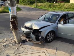 Podczas wyprzedzania zderzył się z autem i latarnią