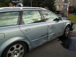 Podczas wyprzedzania zderzył się z autem i latarnią