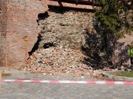 W marcu 2012 roku fragment muru oderwał się od reszty konstrukcji.